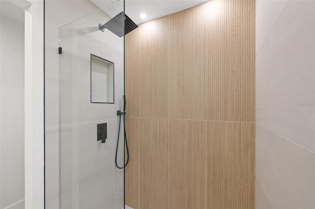 full bath with tiled shower and recessed lighting