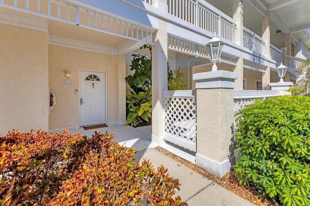 view of exterior entry featuring stucco siding