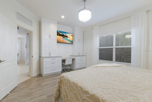 bedroom featuring recessed lighting, visible vents, light wood-style floors, built in study area, and crown molding