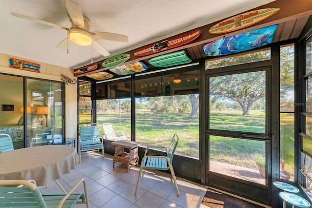 sunroom / solarium featuring a ceiling fan