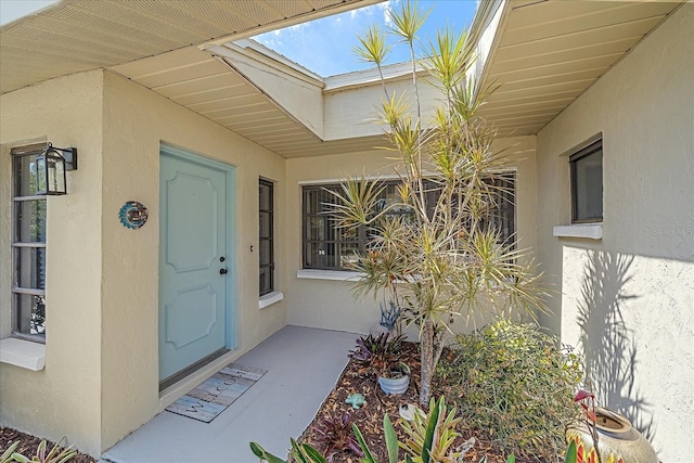 view of exterior entry with stucco siding