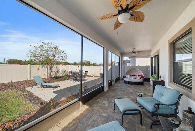 sunroom with ceiling fan