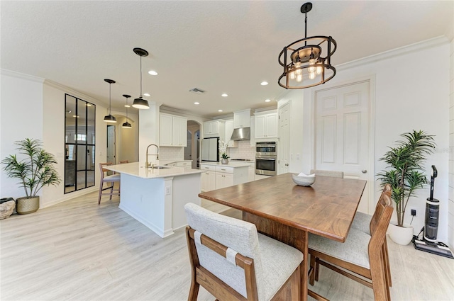 5709 Sunflower Cir, Sarasota, FL 34238 - dining area with visible vents, baseboards, ornamental molding, light wood-type flooring, and recessed lighting