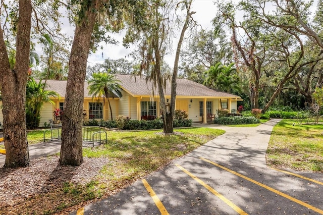 ranch-style house featuring a front yard