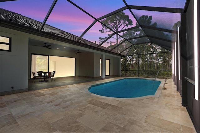 outdoor pool with a ceiling fan, a lanai, and a patio area