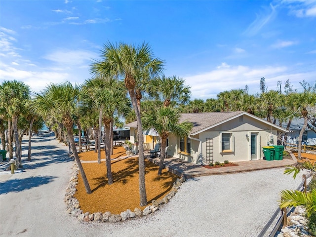 view of front of home with gravel driveway and stucco siding