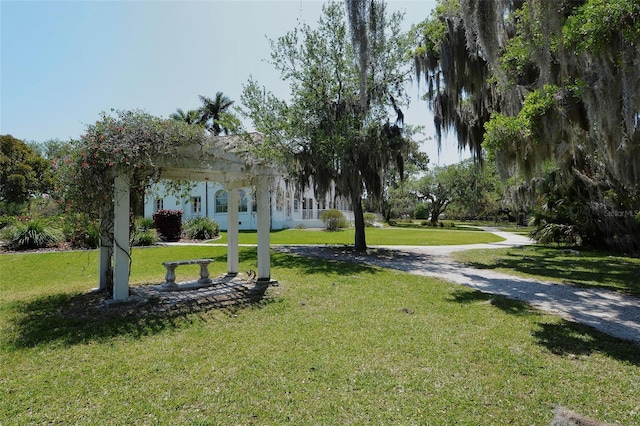 view of property's community featuring a lawn