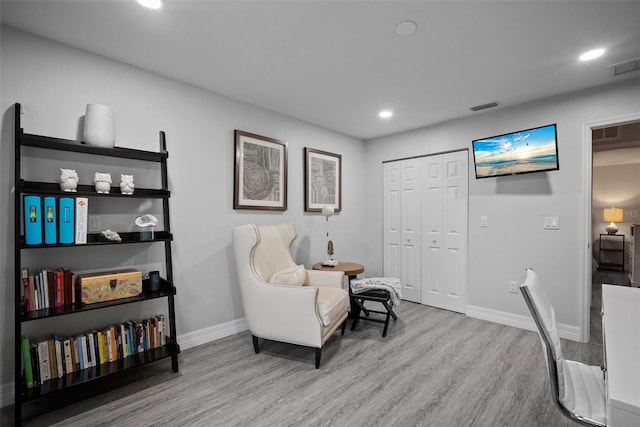 living area featuring recessed lighting, visible vents, baseboards, and wood finished floors