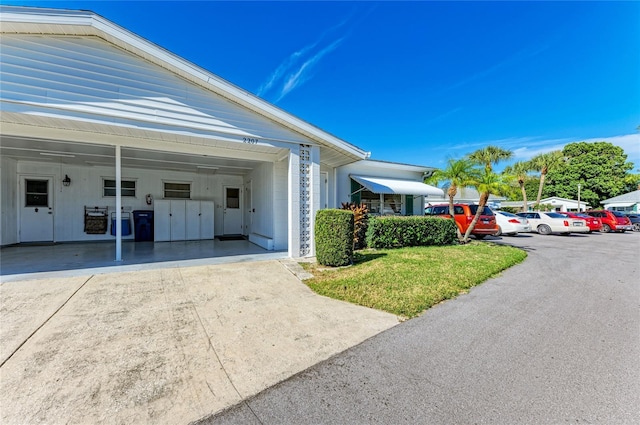 view of front of property with a front yard