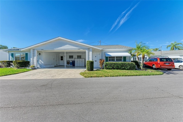 view of front of property featuring concrete driveway