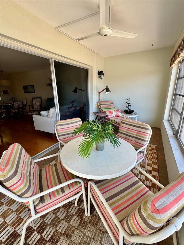 sunroom with ceiling fan