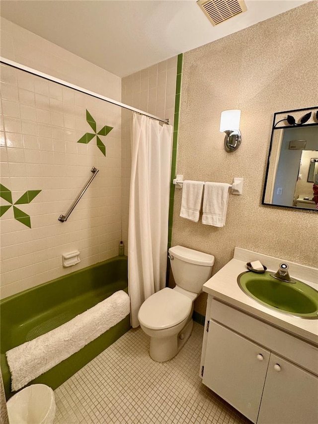 bathroom with visible vents, shower / bath combo with shower curtain, toilet, and vanity