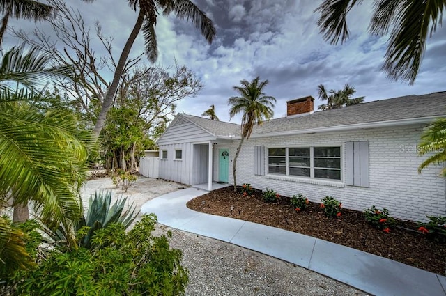 552 Juan Anasco Dr, Longboat Key, FL 34228 - single story home with brick siding and a chimney