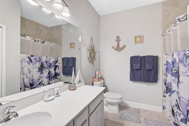 full bathroom featuring toilet, a shower with shower curtain, vanity, baseboards, and tile patterned floors