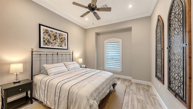 bedroom featuring light wood finished floors, recessed lighting, crown molding, and baseboards