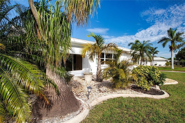 view of front of home featuring a front yard