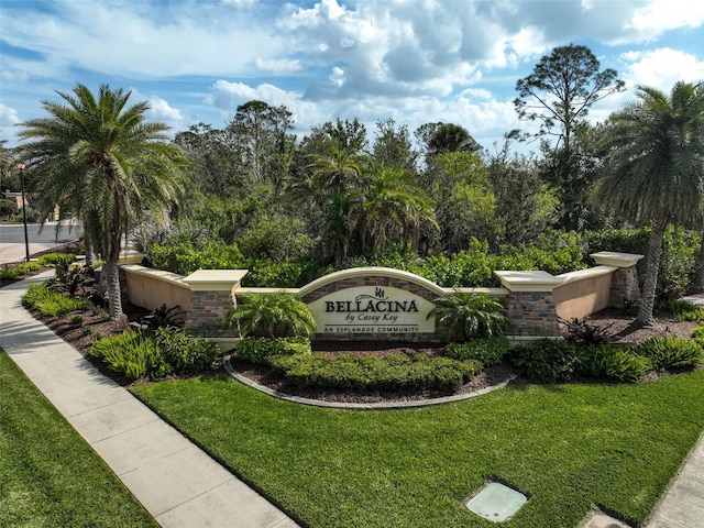 community sign featuring a yard