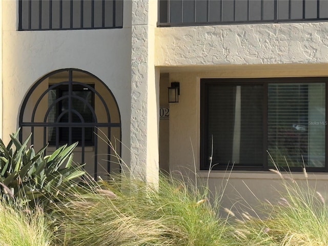 view of exterior entry featuring stucco siding