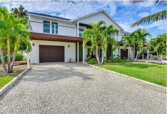 view of front of home featuring driveway, a garage, and a front yard