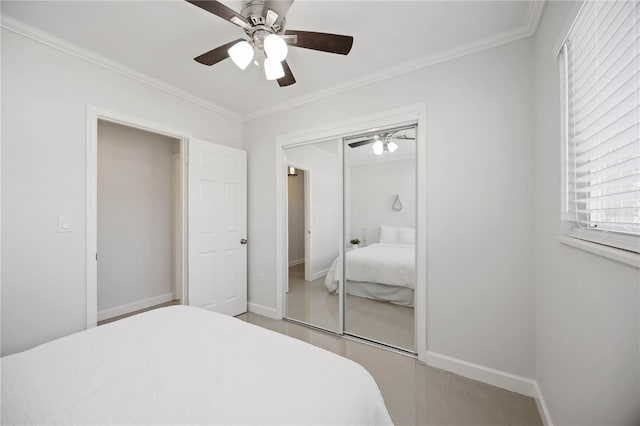 bedroom featuring baseboards, ornamental molding, ceiling fan, and a closet