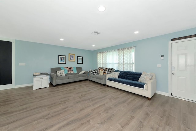 living area featuring recessed lighting, baseboards, visible vents, and light wood finished floors