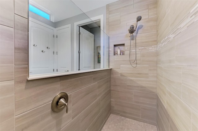 bathroom featuring a tile shower