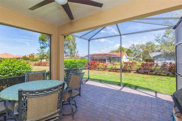 sunroom with ceiling fan