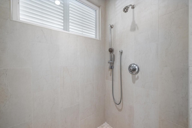 bathroom featuring a tile shower