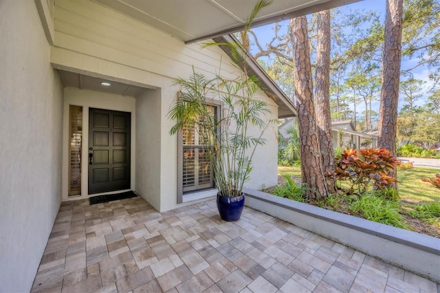 view of exterior entry with stucco siding