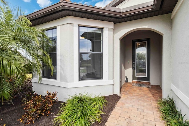 property entrance featuring stucco siding