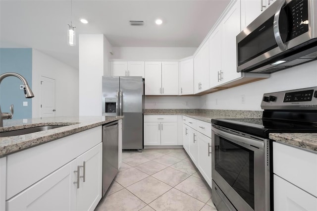 kitchen with visible vents, a sink, decorative light fixtures, appliances with stainless steel finishes, and white cabinets