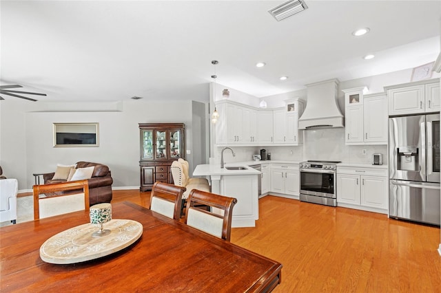 dining space with a ceiling fan, light wood-type flooring, visible vents, and recessed lighting