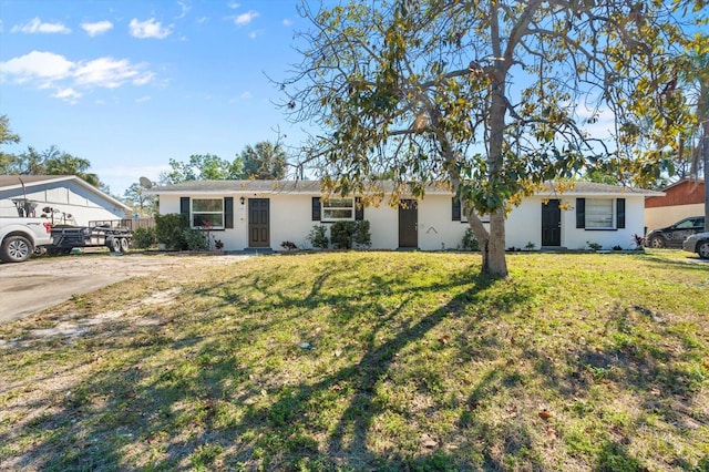 single story home with a front lawn