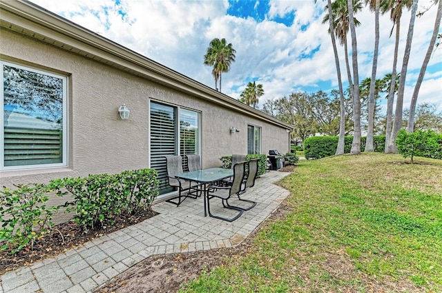 view of yard featuring a patio area