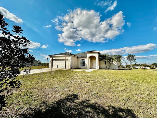 view of front of house featuring driveway, stucco siding, a garage, and a front yard