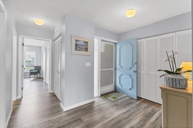 foyer featuring wood finished floors and baseboards