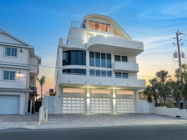 534 Beach Rd, Sarasota, FL 34242 - view of front facade with stucco siding, a garage, cooling unit, and fence
