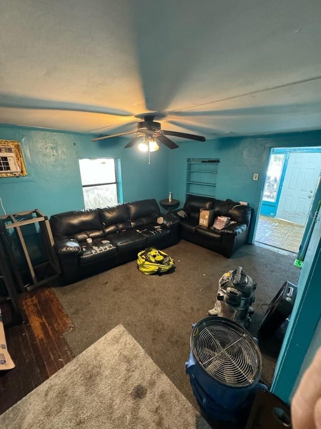 carpeted living room featuring ceiling fan