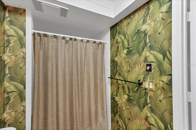 full bath featuring curtained shower and visible vents