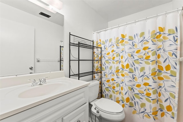 full bath with toilet, a shower with curtain, visible vents, and vanity