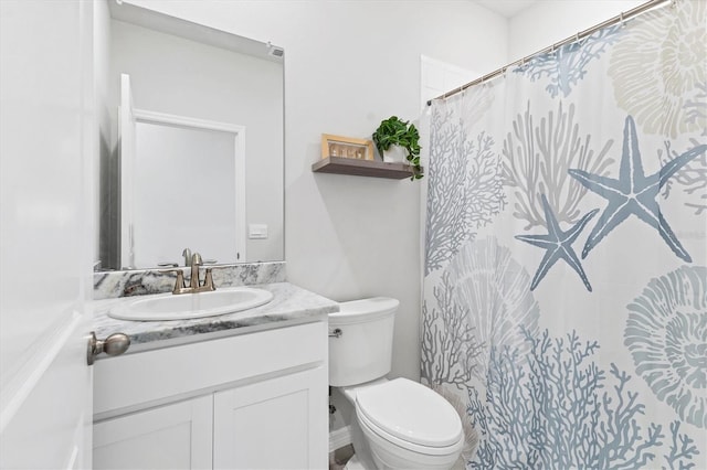 bathroom with toilet, a shower with curtain, and vanity