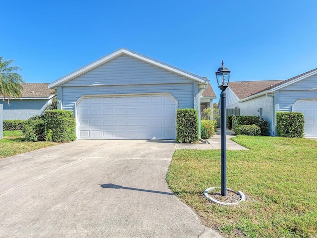 view of front of property featuring a detached garage and a front lawn