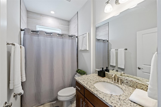 full bath featuring a shower with curtain, vanity, and toilet