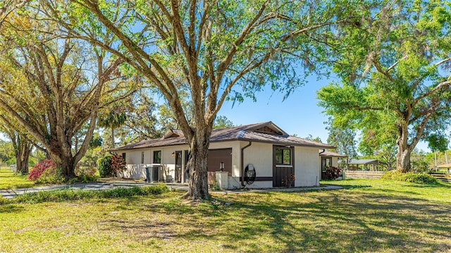 view of front facade featuring a front lawn and stucco siding