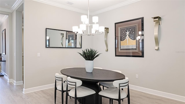 dining area featuring visible vents, crown molding, light wood-style flooring, and baseboards