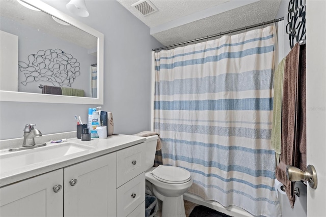 full bath featuring a textured ceiling, toilet, a shower with shower curtain, vanity, and visible vents