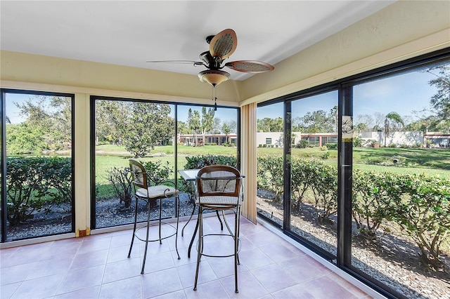 sunroom with ceiling fan