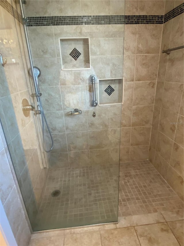 full bath with tiled shower