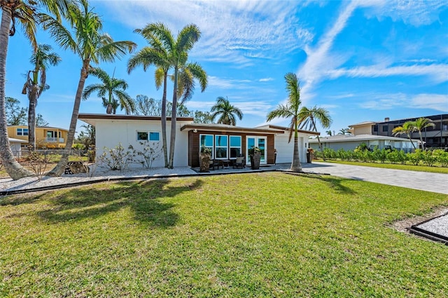 view of front of property featuring driveway and a front lawn