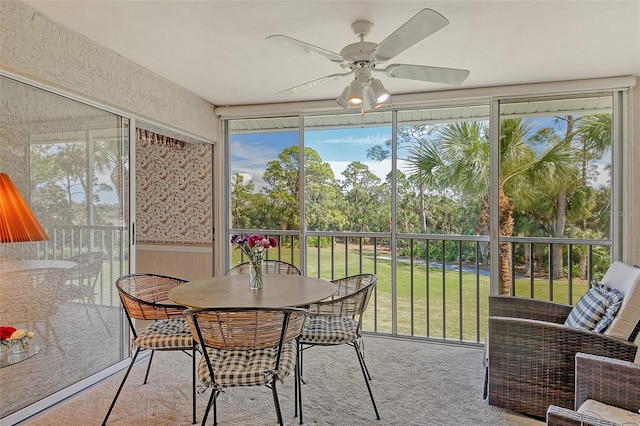 sunroom with ceiling fan